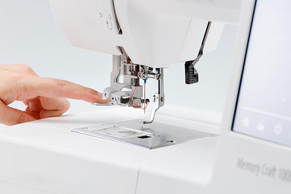 Enfile aiguille v2 de la Janome Memory Craft 100e