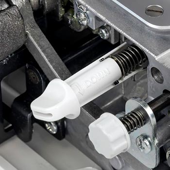 Déverouillage du couteau supérieur - Janome MyLock 454D