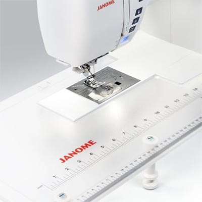 Table de rallonge incluse - Janome Skyline S5 Edition anniversaire