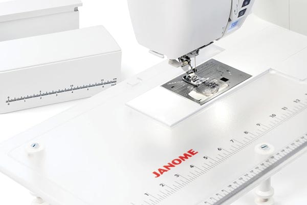 Table d'extension incluse avec la Janome Skyline S7 Edition Anniversaire