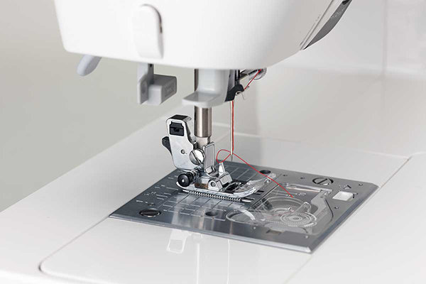 Enfilage semi-automatique Juki HZL-G320