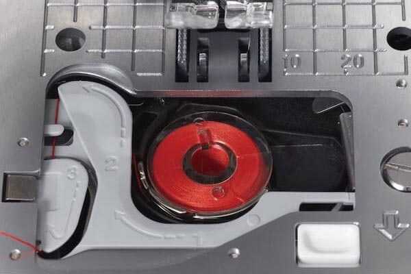 Placement de la canette sur la machine à coudre Juki HZL-G320