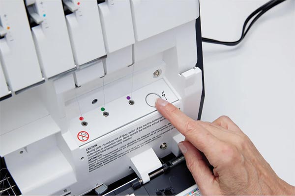 Enfilage à air automatique de la surjeteuse Pfaff Admire air 6000