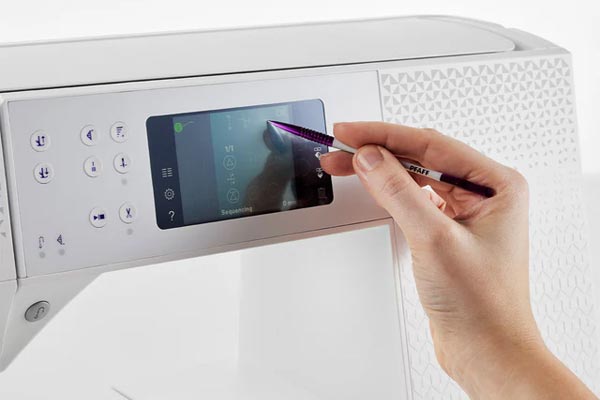 Ecran couleur tactile PFAFF® - Machine à coudre Pfaff Expression 710 Edition Spéciale