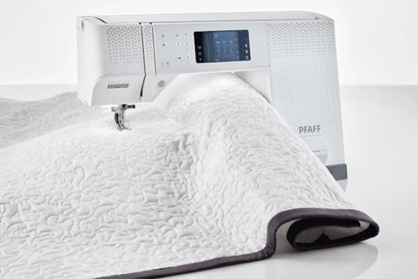 Grand espace de couture - Machine à coudre Pfaff Expression 710 Edition Spéciale