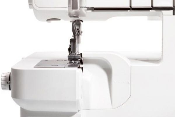 Vaste espace de couture de la Pfaff Hobbylock 2.5