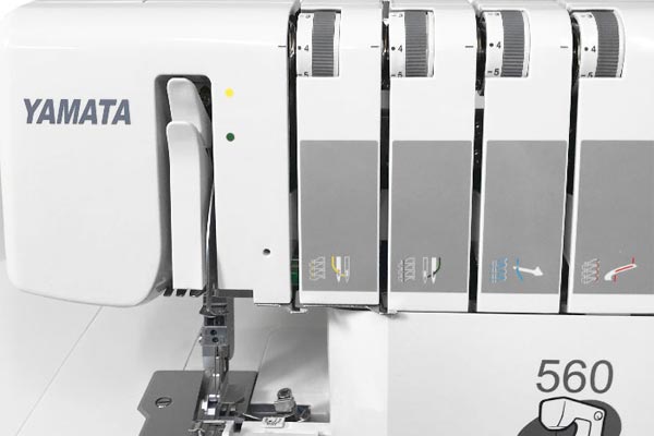 Enfilage de la surjeteuse Yamata 560