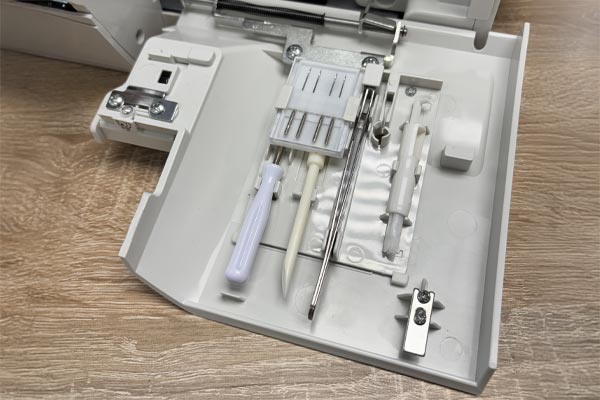 Rangement des accessoires de la surjeteuse Yamata 560