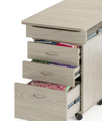 Trois tiroirs de rangement intégrés au meuble de couture à roulettes Quilter's Dream Tailormade