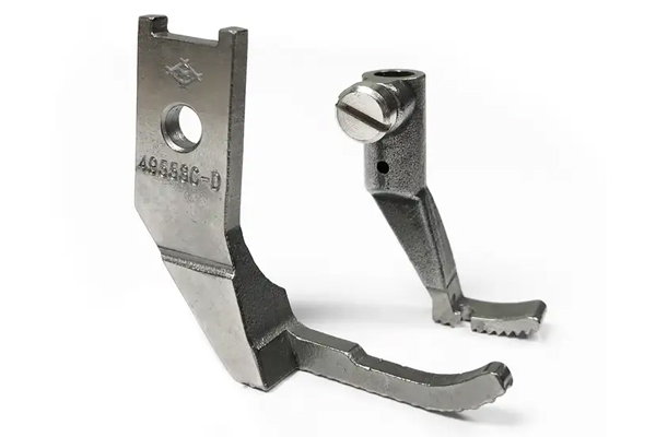 Jeu de demi-pieds presseurs droits pour machines Pfaff : demi-pied intérieur 49085C et demi-pied extérieur 49558C