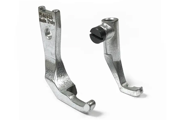 Jeu de demi-pieds presseurs gauches pour machines Pfaff : demi-pied intérieur 49032 et demi-pied extérieur 46926