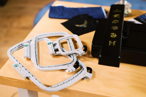 3 cadres de broderie inclus - Machine à coudre et à broder Bernette 79 Harry Potter