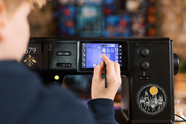 Ecran tactile couleur - Machine à coudre et à broder Bernette 79 Harry Potter