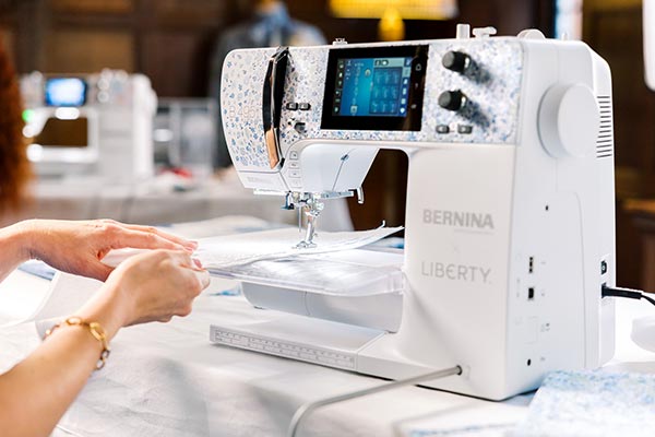 Genouillère, mains libres - Machine à coudre Bernina 495 Liberty Edition