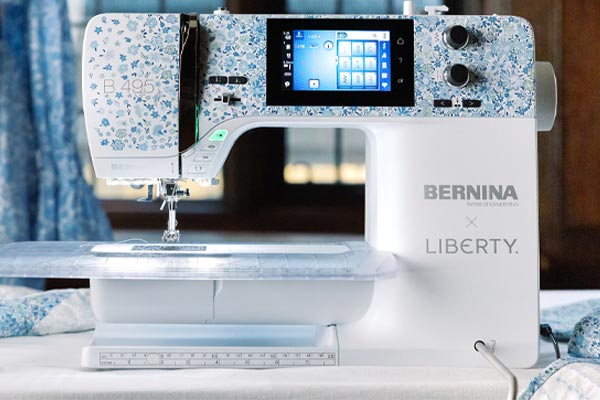 Motif floral de la machine à coudre Bernina 495 Liberty Edition