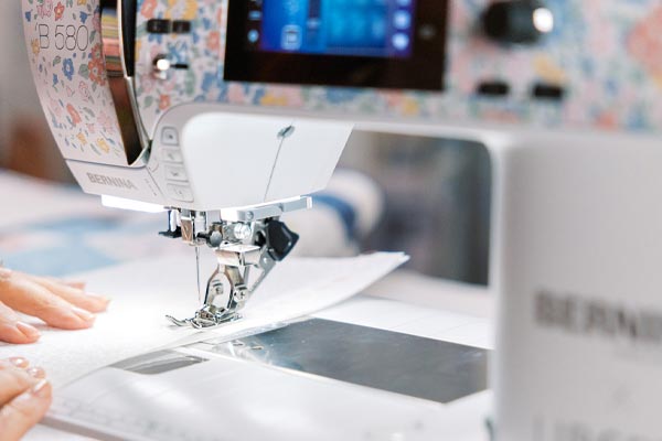 Entraînement parfait du tissu avec la machine à coudre Bernina 580 Liberty Edition