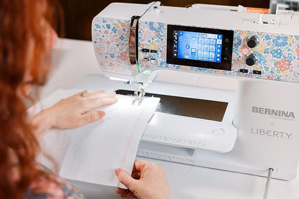 Genouillère et couture mains libres avec la machine à coudre Bernina 580 Liberty Edition