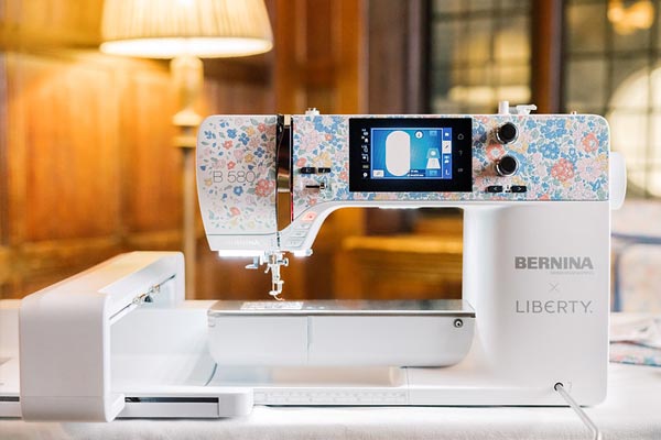 Large espace de la machine à coudre Bernina 580 Liberty Edition