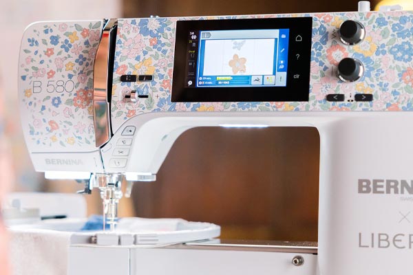 Motif floral de la machine à coudre Bernina 580 Liberty Edition