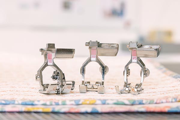 Pieds-de-biche supplémentaires avec la machine à coudre Bernina 580 Liberty Edition