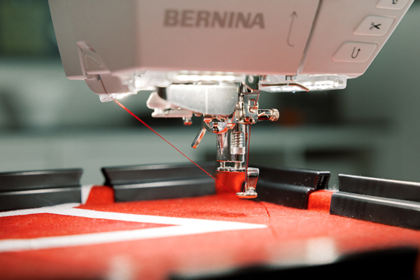 Enfilage de l'aiguille automatique de la machine à coudre Bernina 790 Ultra