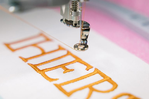 Placez vos motifs en adéquation avec votre projet sur la machine à coudre Bernina 790 Ultra