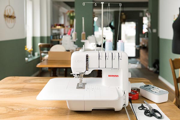 Enfileur à air avec éclairage de la surjeteuse Bernina L620