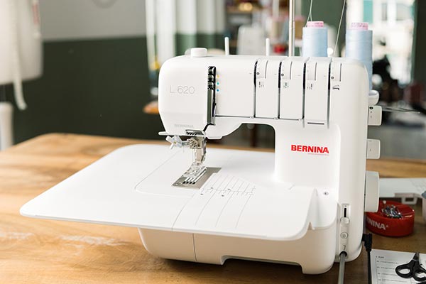 Large espace de travail de la surjeteuse Bernina L620
