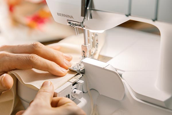 Contrôle du point et de l'entraînement de la surjeteuse Bernina L650