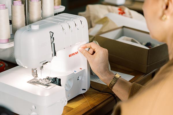 Enfileur à air avec éclairage de la surjeteuse Bernina L650