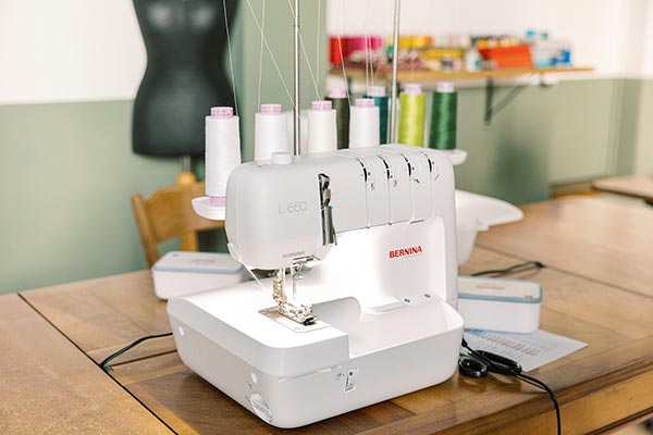 Large espace de travail de la surjeteuse Bernina L650