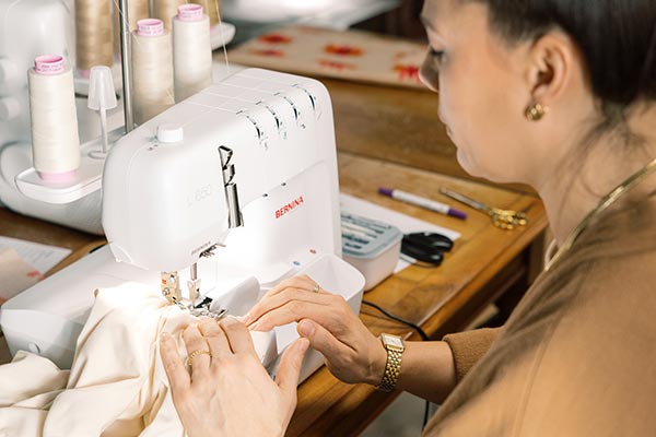 Rapidité et précision de la surjeteuse Bernina L650