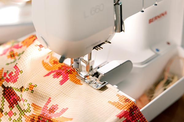 Contrôle du point et de l'entraînement de la surjeteuse Bernina L660