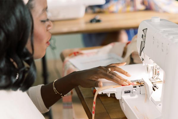 Large espace de travail de la surjeteuse Bernina L660
