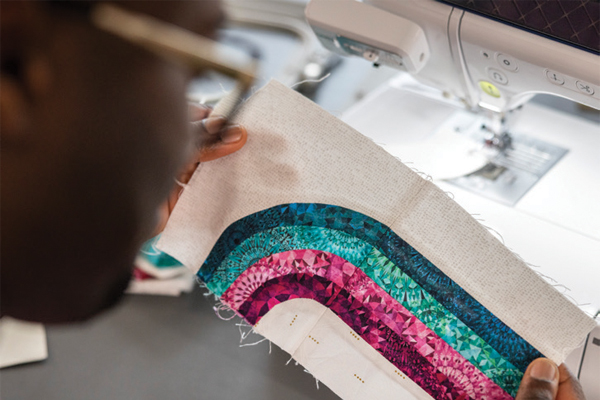 Fonction de couture en courbe de la machine à coudre et à broder Brother Expedition BX1