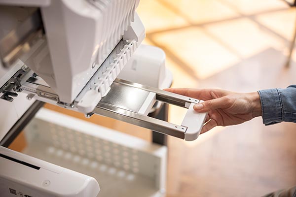 Table pour broderie tubulaire incluse avec la Brother PR1060W