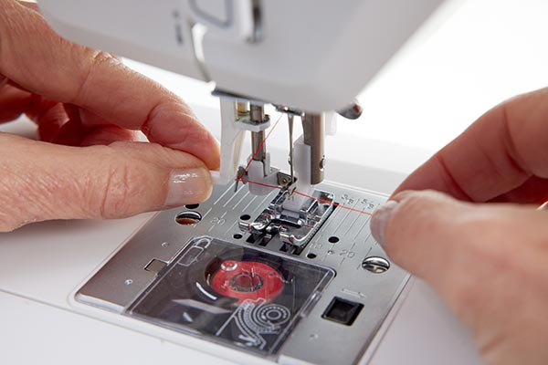 Enfileur intégré sur la machine à coudre Husqvarna Onyx 15