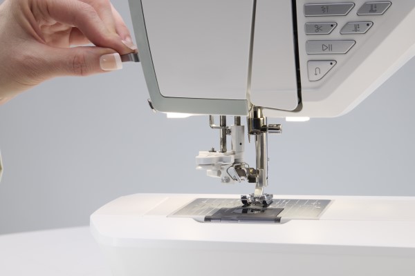 Enfile-aiguille automatique de la machine à coudre Husqvarna topaz 55Q