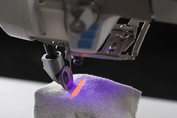 Éclairage LED et lumière UV de la machine à coudre industrielle JACK S7