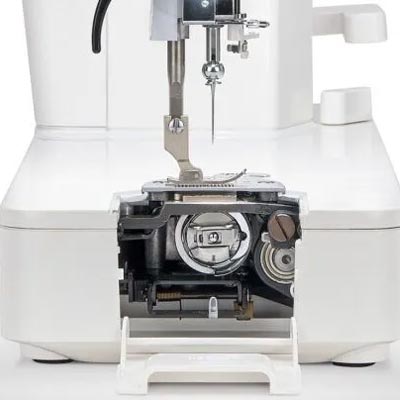 Tête plus mince et Hauteur du plateau abaissée - Janome HD9 QC