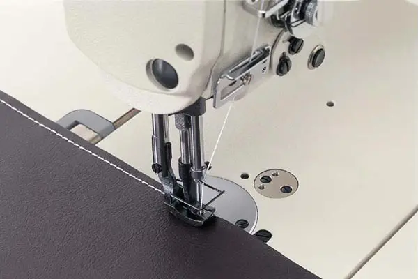 JUKI DNU-1541 - pied presseur et pied entraîneur en couture sur matière épaisse