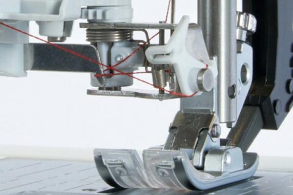 Enfile-aiguille automatique de la Pfaff Creative Elevate 680