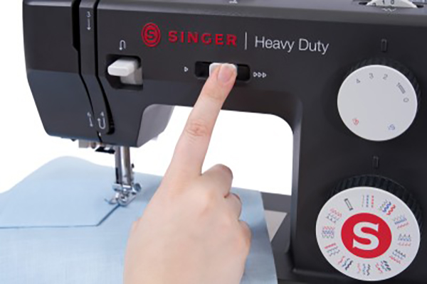 Contrôle de la vitesse de la Singer Heavy Duty 4532