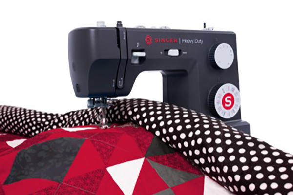 Grand espace de couture de la Singer Heavy Duty 4532