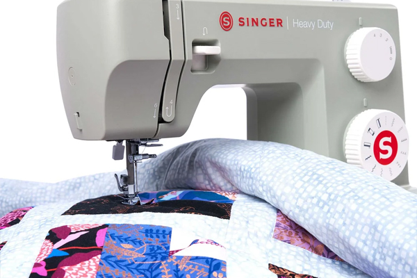 Grand espace de couture de la Singer Heavy Duty 4511