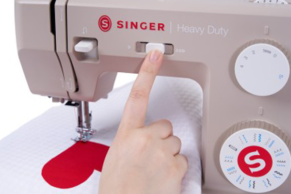 Contrôle de la vitesse de la Singer Heavy Duty 4523