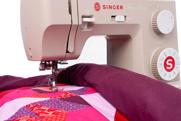 Grand espace de couture de la Singer Heavy Duty 4523