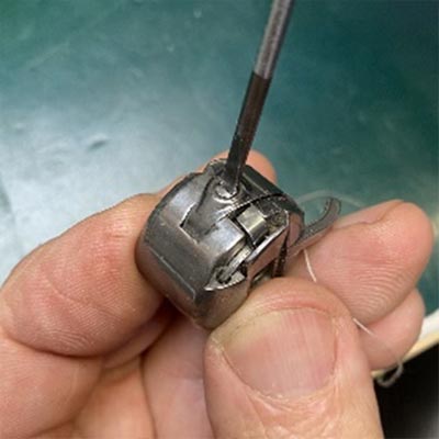 Réglage de la tension du fil dans la boitier canette de la machine à coudre