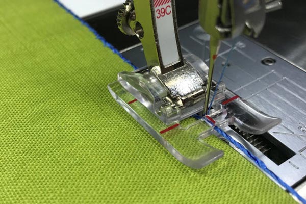 Yarn couching sur le bord avec une machine à coudre Bernina