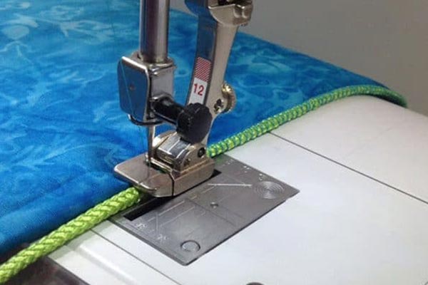 Yarn couching sur le bord avec une machine à coudre